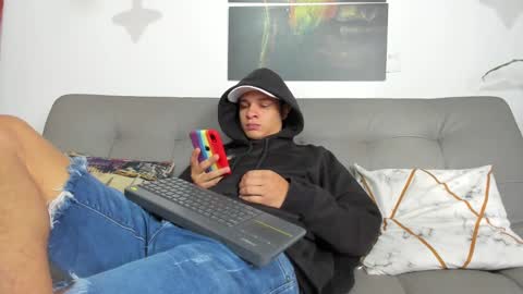 independent model online show from March 6, 2025, 3:02 pm