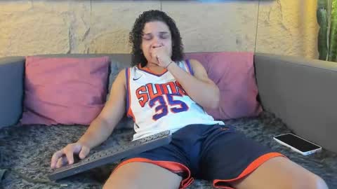 independent model online show from October 7, 2025, 4:42 am