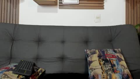 independent model online show from November 4, 2025, 11:37 pm