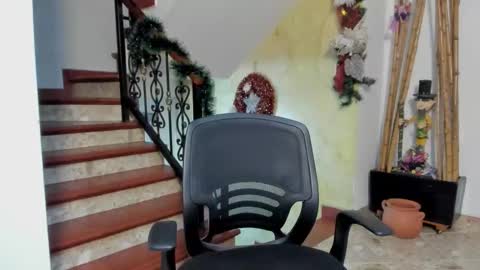 independent model online show from December 19, 2025, 4:30 am