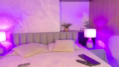 Snapshot of bella01_ chatting on October 22, 2025, 1:55 pm BELLA online show from October 22, 2025, 1:55 pm