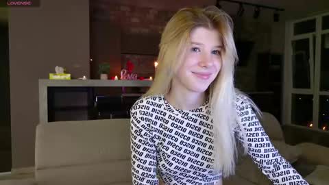 Bella online show from March 10, 2025, 9:18 pm