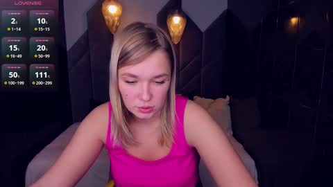 Snapshot of bella_cosmos chatting on December 23, 2024, 11:57 am Bella online show from December 23, 2024, 11:57 am