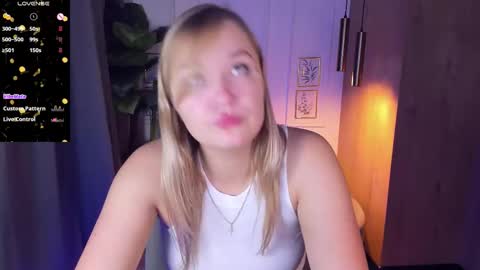 Snapshot of bella_cosmos chatting on September 10, 2025, 5:18 am Bella online show from September 10, 2025, 5:18 am