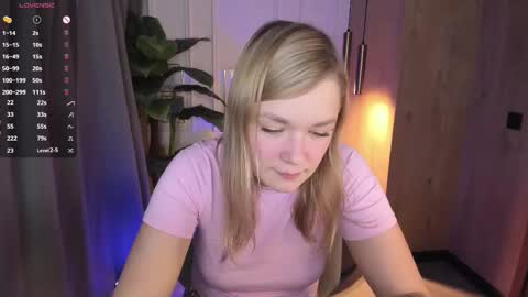 Snapshot of bella_cosmos chatting on September 23, 2025, 10:18 am Bella online show from September 23, 2025, 10:18 am