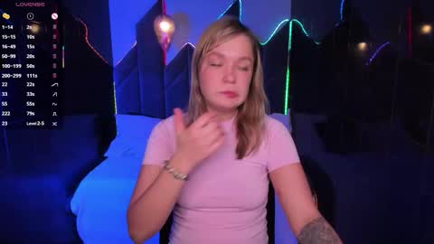 Snapshot of bella_cosmos chatting on October 17, 2025, 5:32 am Bella online show from October 17, 2025, 5:32 am