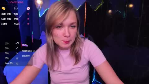 Snapshot of bella_cosmos chatting on October 17, 2025, 5:37 pm Bella online show from October 17, 2025, 5:37 pm