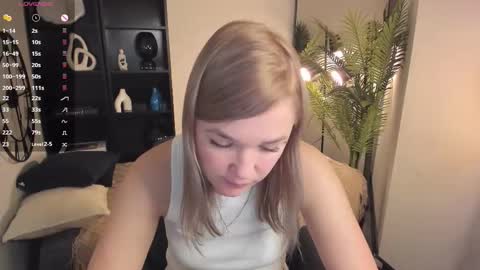 Snapshot of bella_cosmos chatting on October 24, 2025, 6:10 am Bella online show from October 24, 2025, 6:10 am