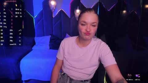 Snapshot of bella_cosmos chatting on October 31, 2025, 7:26 pm Bella online show from October 31, 2025, 7:26 pm