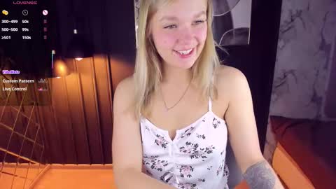 Snapshot of bella_cosmos chatting on November 11, 2025, 6:02 am Bella online show from November 11, 2025, 6:02 am