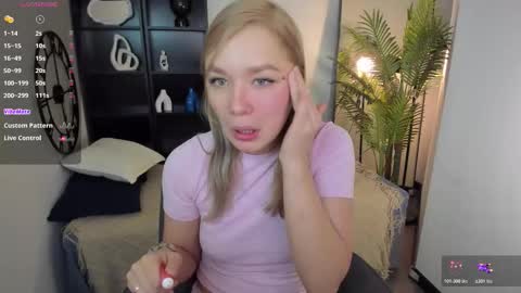 Snapshot of bella_cosmos chatting on November 18, 2025, 9:03 am Bella online show from November 18, 2025, 9:03 am