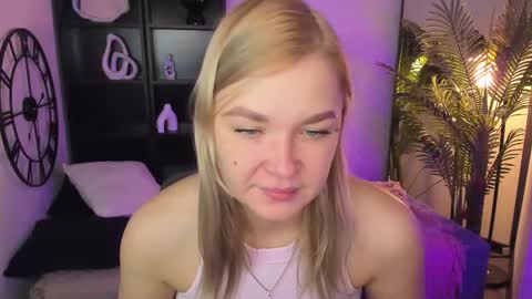 Snapshot of bella_cosmos chatting on November 30, 2025, 9:02 am Bella online show from November 30, 2025, 9:02 am