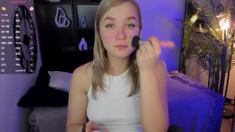 Snapshot of bella_cosmos chatting on December 2, 2025, 5:13 am Bella online show from December 2, 2025, 5:13 am