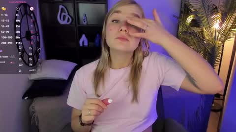 Snapshot of bella_cosmos chatting on December 3, 2025, 9:07 am Bella online show from December 3, 2025, 9:07 am