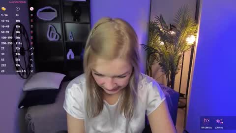 Snapshot of bella_cosmos chatting on December 5, 2025, 5:27 am Bella online show from December 5, 2025, 5:27 am