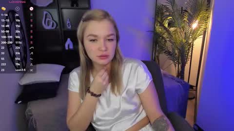 Snapshot of bella_cosmos chatting on December 5, 2025, 5:31 pm Bella online show from December 5, 2025, 5:31 pm