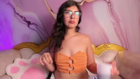 Snapshot of bella_cuttee chatting on July 31, 2026, 7:02 pm B E L L A online show from July 31, 2026, 7:02 pm