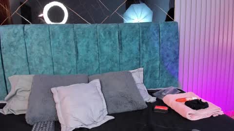 Bella online show from November 22, 2025, 3:33 pm