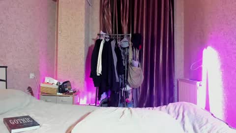 bella sims online show from April 9, 2026, 6:24 pm