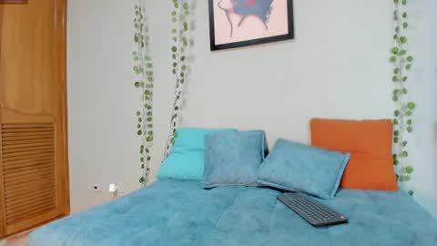 bella_sstone online show from December 5, 2025, 11:41 am