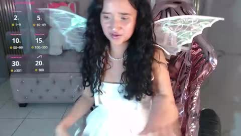 Bella online show from December 3, 2025, 8:40 pm