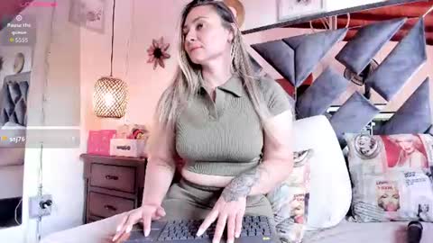 bella_volup online show from July 27, 2026, 4:36 pm