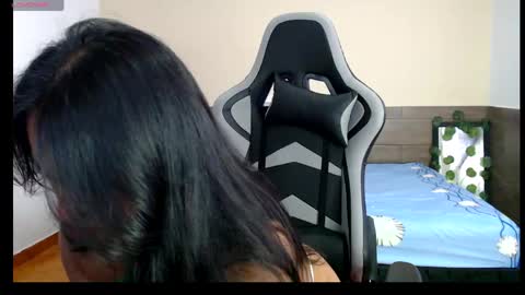 bella_warzon online show from April 20, 2026, 9:49 pm