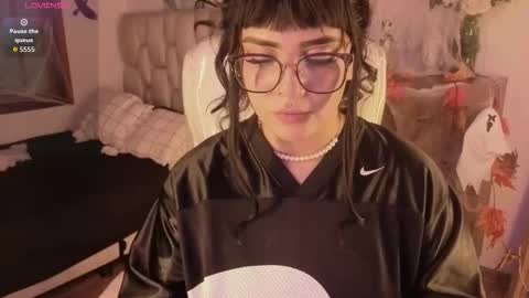 Bella  online show from October 18, 2025, 7:58 pm