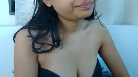 bellacrystall online show from March 1, 2026, 4:25 am