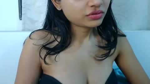 bellacrystall online show from March 3, 2026, 3:34 am