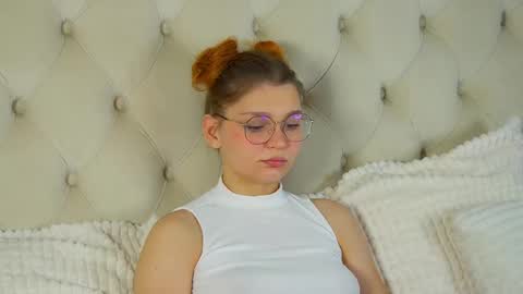 BellaMarebelle online show from November 18, 2025, 5:01 am