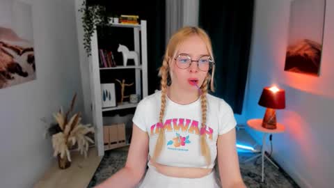 Bella online show from September 10, 2025, 9:48 pm