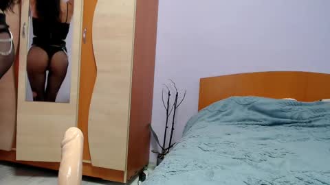 bellaqueen0701 online show from February 28, 2025, 11:03 am