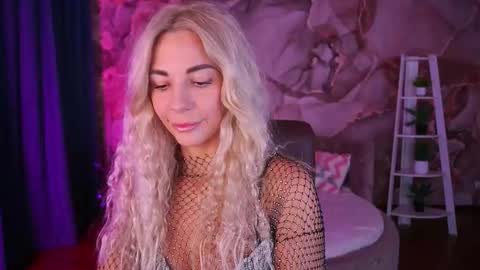 Bella online show from December 15, 2025, 2:43 pm