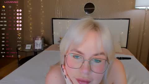 Snapshot of bellatip chatting on October 25, 2025, 1:02 am Bella online show from October 25, 2025, 1:02 am