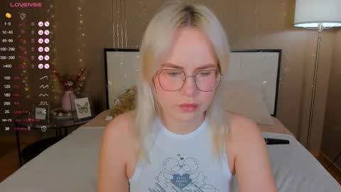 Snapshot of bellatip chatting on November 15, 2025, 12:52 am Bella online show from November 15, 2025, 12:52 am