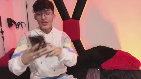 Neon online show from November 10, 2025, 11:20 am