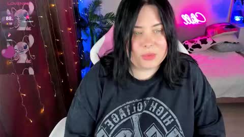 LinaBoo online show from November 11, 2025, 2:28 pm