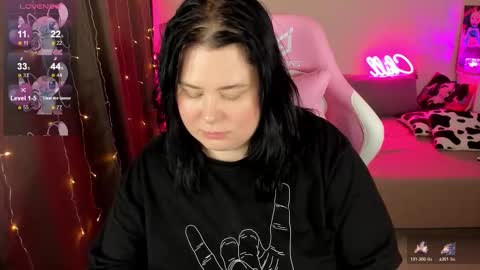 LinaBoo online show from November 17, 2025, 5:52 pm