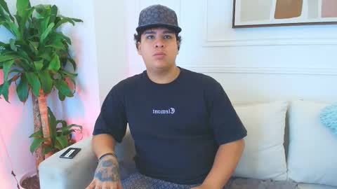 bennett_alejoo online show from November 4, 2025, 7:02 pm