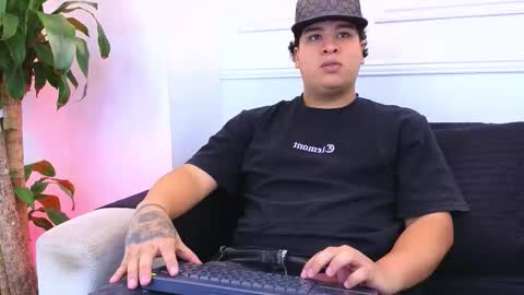 bennett_alejoo online show from February 4, 2026, 6:47 pm