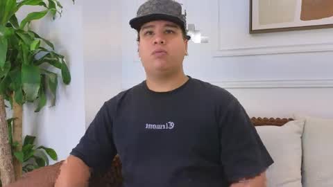 bennett_alejoo online show from April 15, 2026, 5:42 pm