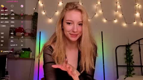 Snapshot of berrryjelly chatting on June 10, 2026, 6:12 am Hi Im NikaComing back online on Monday 3 online show from June 10, 2026, 6:12 am