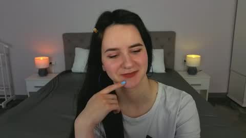 Violette online show from April 24, 2026, 5:04 pm