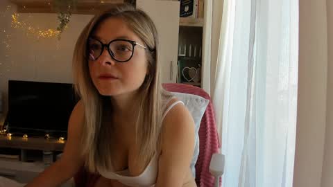 Vicky   online show from December 12, 2024, 8:03 am