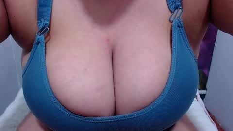 Snapshot of bigg_boobs_xxx chatting on June 5, 2026, 11:16 am Sunny online show from June 5, 2026, 11:16 am
