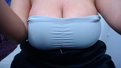 Snapshot of bigg_boobs_xxx chatting on June 13, 2026, 3:04 am Sunny online show from June 13, 2026, 3:04 am