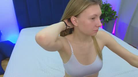 Julia online show from February 11, 2025, 2:14 am