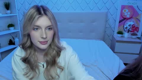 Julia online show from September 8, 2025, 2:27 pm