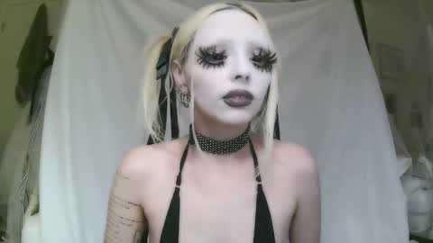 vampire fang  online show from February 17, 2026, 8:04 pm